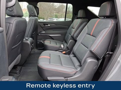 Used 2025 Chevrolet Traverse RS image 13