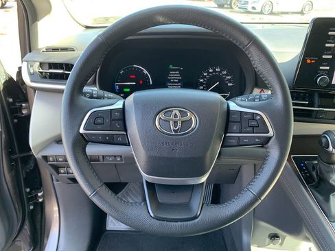 Used 2024 Toyota Sienna XLE image 29