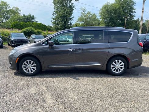 Used 2019 Chrysler Pacifica Touring-L FWD image 7