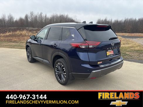 Used 2025 Nissan Rogue SL w/ Tech Package image 3