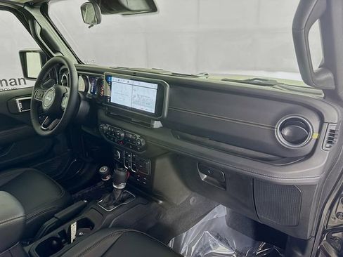 Used 2025 Jeep Gladiator Sport w/ Premium Package image 27