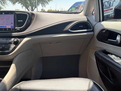 Used 2023 Chrysler Pacifica Limited FWD image 6