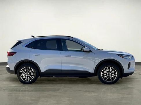 Certified 2026 Ford Escape SE image 11