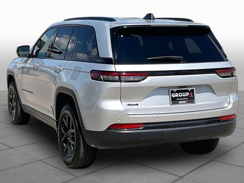 Used 2025 Jeep Grand Cherokee Altitude AWD/4WD image 12