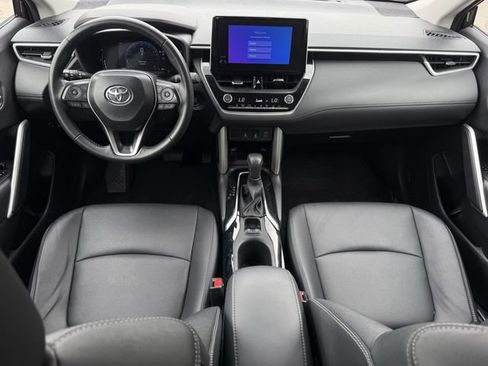Used 2025 Toyota Corolla Cross XLE FWD image 12