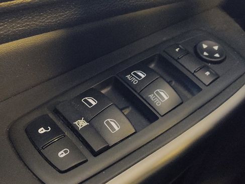 Used 2021 Jeep Cherokee Latitude Plus FWD image 27