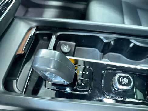 Used 2023 Volvo XC60 B5 Plus image 30