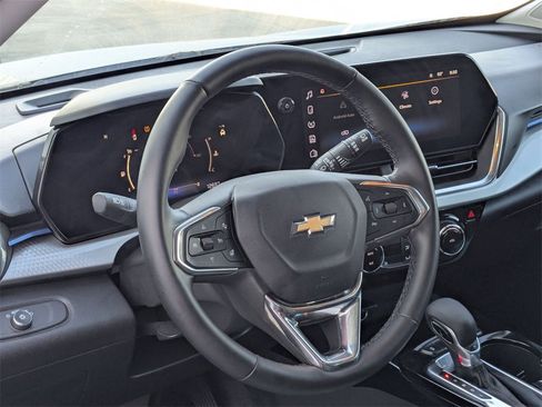 Used 2025 Chevrolet Trax LT w/ LT Convenience Package image 13