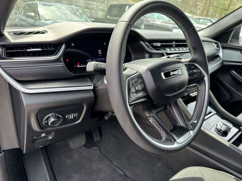 Used 2024 Jeep Grand Cherokee Laredo AWD/4WD image 13