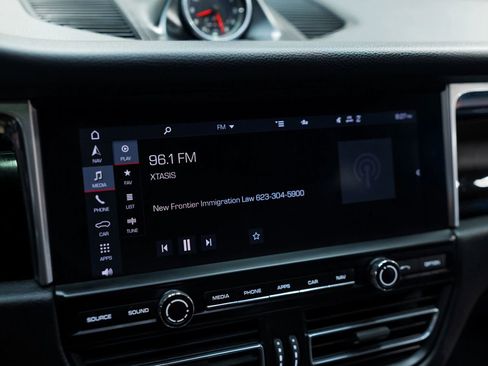 Used 2020 Porsche Macan image 32