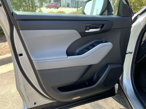 Used 2021 Toyota Highlander XLE image 17