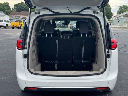 Used 2023 Chrysler Pacifica Touring-L FWD image 4