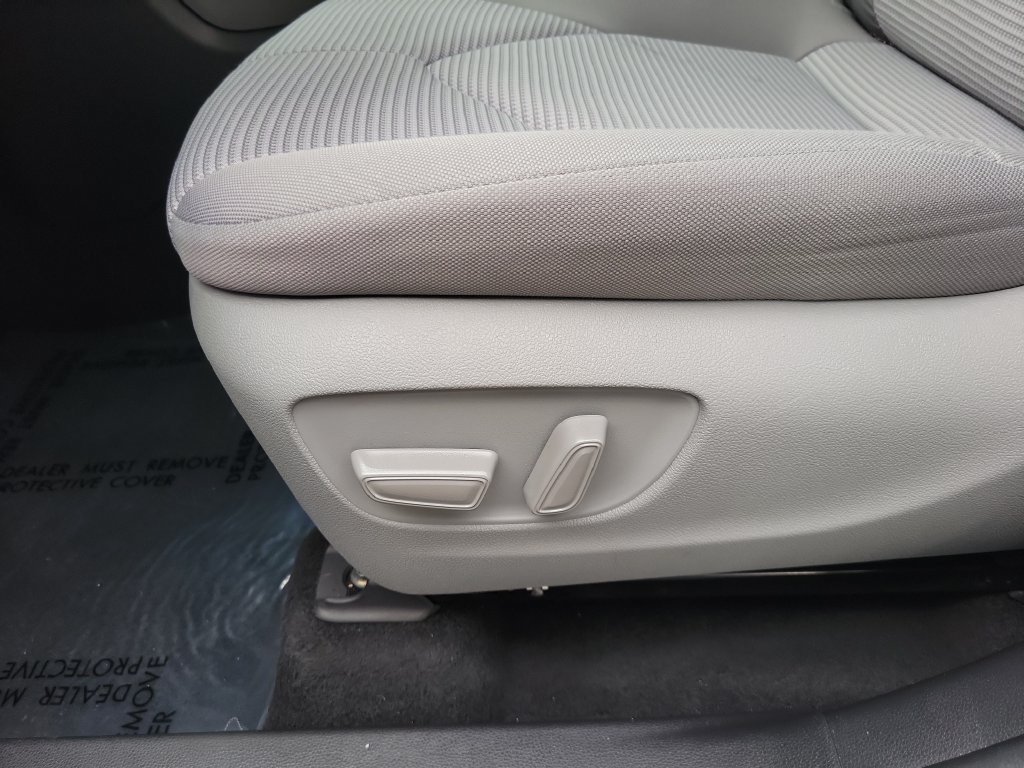 Used 2024 Toyota Highlander LE FWD image 14