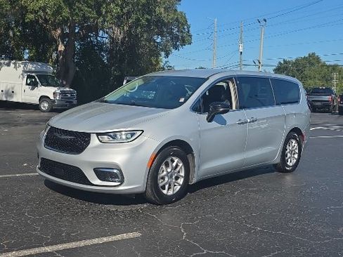 Used 2024 Chrysler Pacifica Touring-L image 12