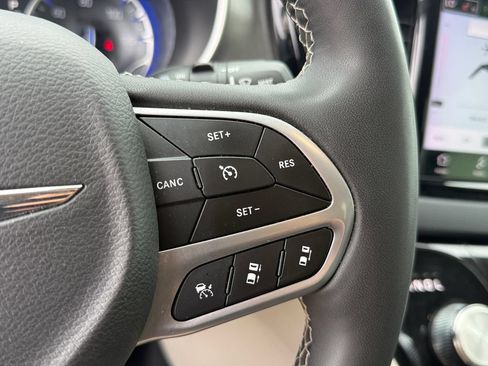 Used 2024 Chrysler Pacifica Touring-L FWD image 18