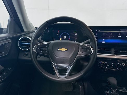 Used 2025 Chevrolet Trax LT w/ LT Convenience Package image 17
