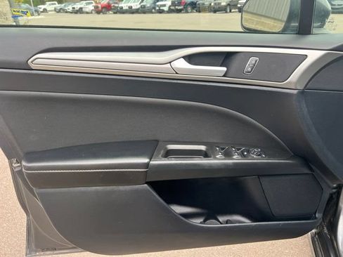 Used 2020 Ford Fusion SE FWD image 18