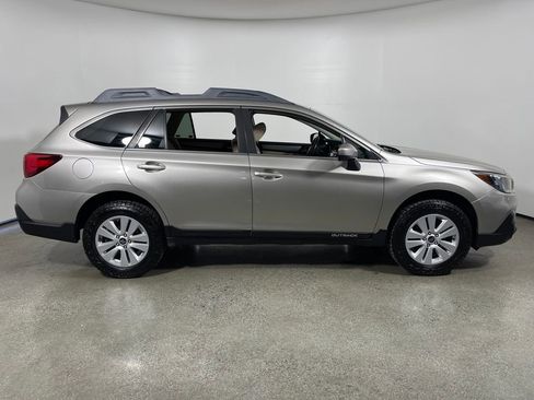Used 2019 Subaru Outback 2.5i Premium AWD/4WD image 2