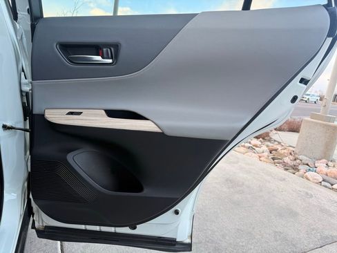 Used 2022 Toyota Venza Limited image 28