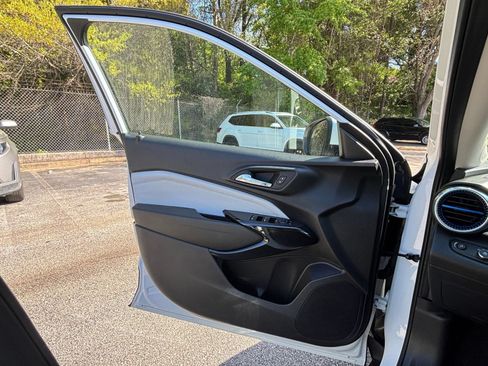 Used 2025 Chevrolet Trax LT w/ LT Convenience Package FWD image 18