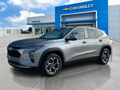 Used 2026 Chevrolet Trax LT FWD image 1