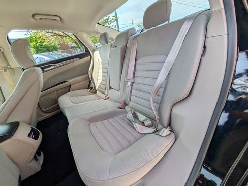 Used 2017 Ford Fusion SE FWD image 18