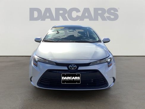 Used 2025 Toyota Corolla LE FWD image 2