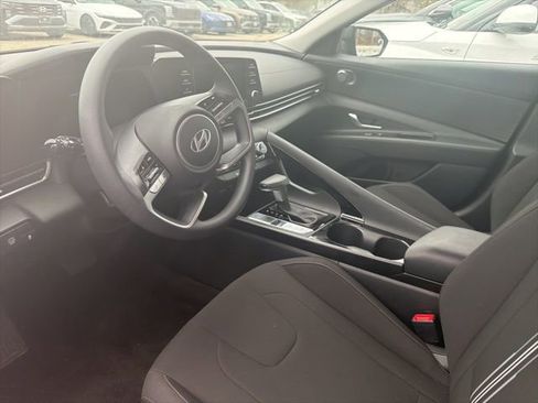 Used 2025 Hyundai Elantra Blue image 8