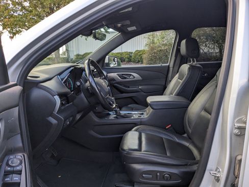 Used 2022 Chevrolet Traverse LT w/ LT Premium Package image 23