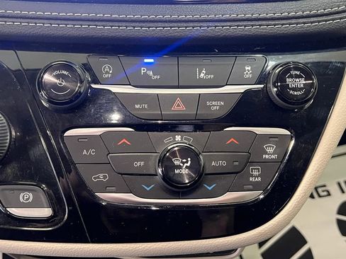 Used 2022 Chrysler Pacifica Touring-L image 28