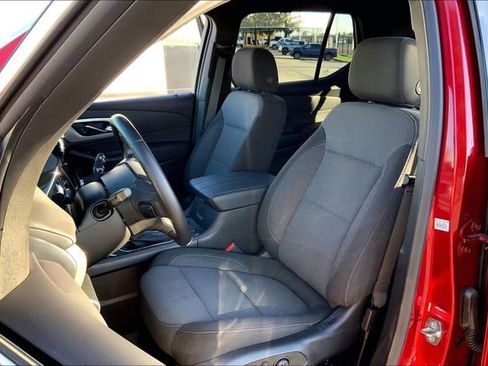 Used 2023 Chevrolet Traverse LT w/ Rear Camera Mirror Package image 24