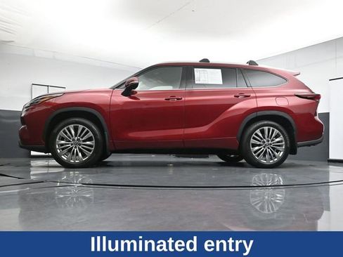 Used 2025 Toyota Highlander Platinum AWD/4WD image 32
