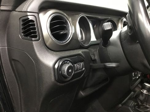 Used 2019 Jeep Wrangler Unlimited Sahara AWD/4WD image 10