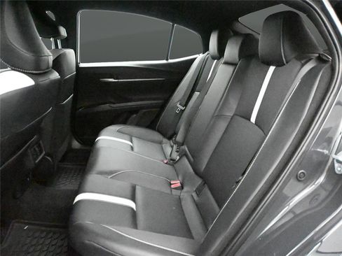 Used 2025 Toyota Camry SE w/ Convenience Package image 9