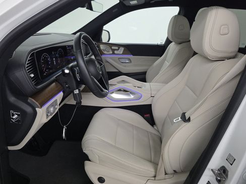 Used 2025 Mercedes-Benz GLS 450 4MATIC image 6