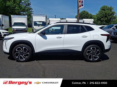 Certified 2025 Chevrolet Trax RS w/ Driver Confidence Package FWD image 9