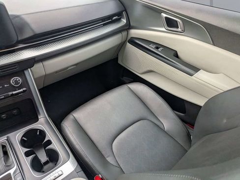 Used 2022 Kia Carnival LX image 17