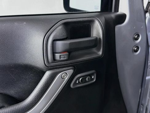 Used 2013 Jeep Wrangler Unlimited Sahara w/ Dual Top Group AWD/4WD image 21