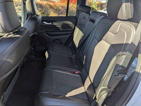 New 2025 Jeep Grand Cherokee Altitude image 24