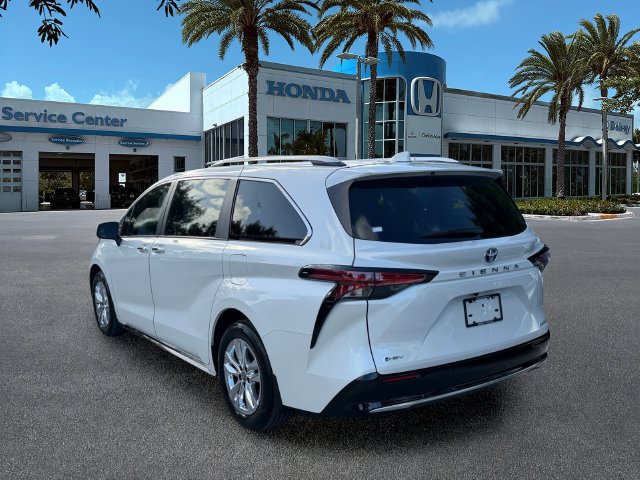 Used 2025 Toyota Sienna Limited FWD image 5