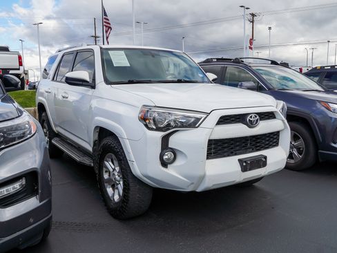 Used 2018 Toyota 4Runner SR5 RWD image 2
