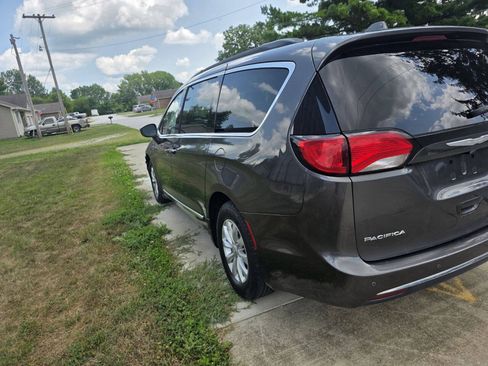 Used 2017 Chrysler Pacifica Touring-L FWD image 9