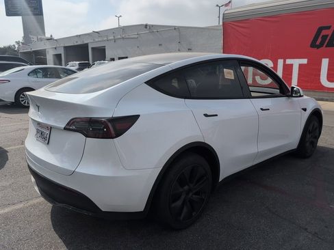 Used 2024 Tesla Model Y 2WD image 2