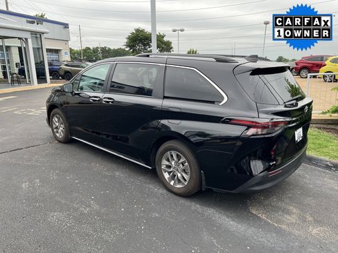 Used 2025 Toyota Sienna XLE FWD image 3