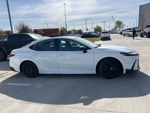 Used 2025 Toyota Camry SE w/ Convenience Package image 2