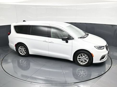 Certified 2024 Chrysler Pacifica Touring-L FWD image 52