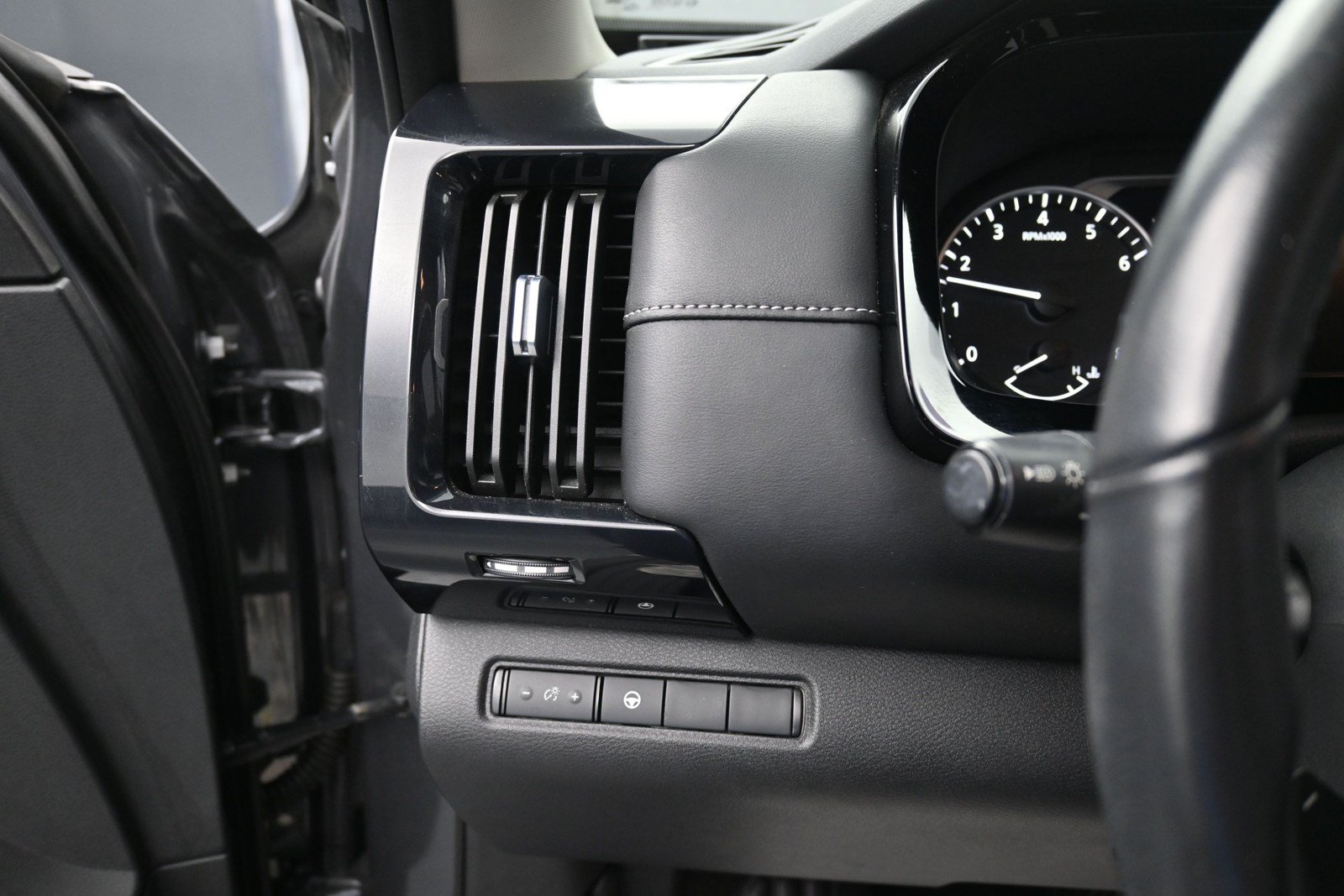 Used 2024 Nissan Pathfinder SV FWD image 26