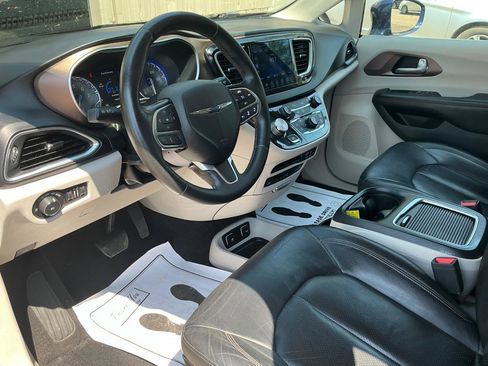 Used 2017 Chrysler Pacifica Touring-L Plus w/ Advanced Safetytec Group FWD image 15