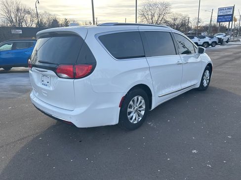 Used 2018 Chrysler Pacifica Touring-L Plus image 5
