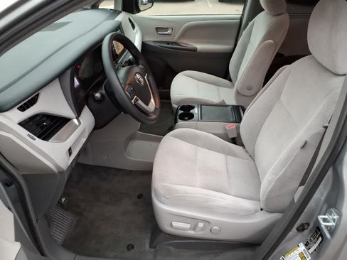 Used 2017 Toyota Sienna LE FWD image 17